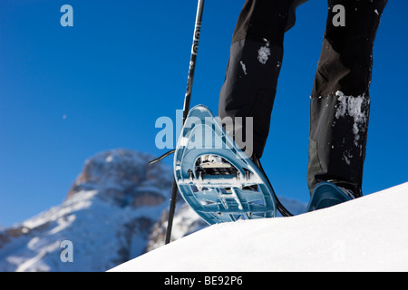 Femme en raquettes à neige, à l'arrière le Hohe Gaisl Plaetzwiese la montagne, un haut plateau, Dolomites, Tyrol du Sud, Italie, Europe Banque D'Images