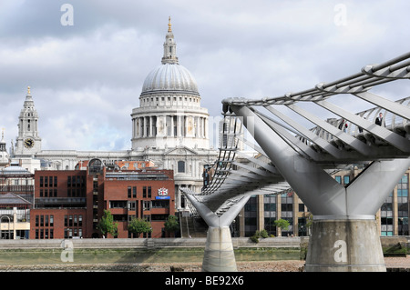 Millennium Bridge, à l'arrière la cathédrale St Paul, Londres, Angleterre, Royaume-Uni, Europe Banque D'Images