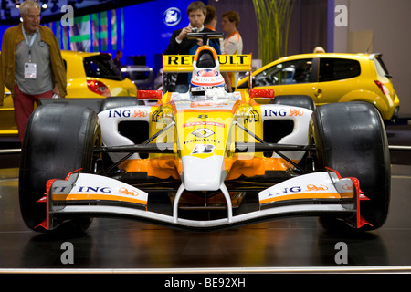 Formule 1 Renault F1 Racing voiture dans un salon de l'automobile européenne Banque D'Images