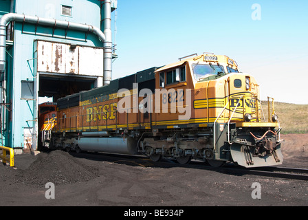 Grâce à une traction des locomotives silo de chargement sur une mine de charbon dans le Wyoming Banque D'Images