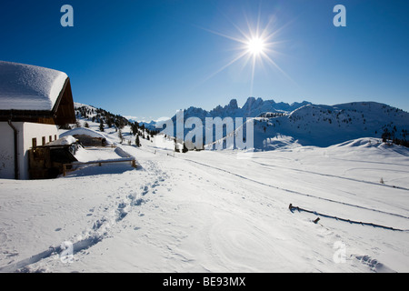 Lodge de montagne couverte de neige sur le haut plateau Plaetzwiese, vue vers le Monte Cristallo, Dolomites, Tyrol du Sud, Italie, Europe Banque D'Images