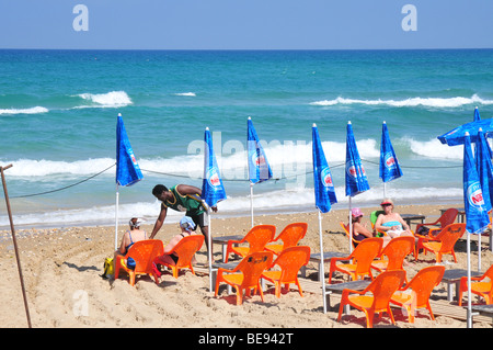 Israël, Haifa, Carmel Beach, les Israéliens d'aller à la plage sur une journée chaude et ensoleillée. Banque D'Images