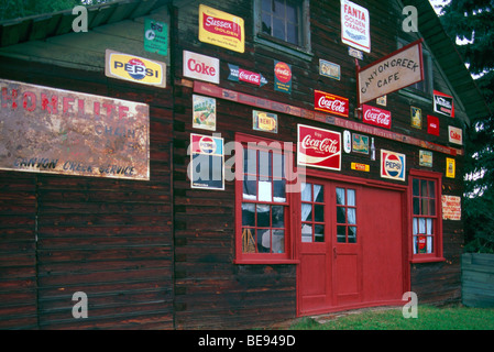 Hixon, BC, en Colombie-Britannique, Canada - Coca Cola, Coke et Pepsi Cola Signes de boissons gazeuses sur de vieux souvenirs Cafe Building Banque D'Images