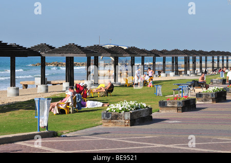 Israël, Haifa, Carmel Beach, les Israéliens d'aller à la plage sur une journée chaude et ensoleillée. Banque D'Images