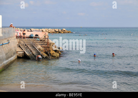 Israël, Haifa, Israël aller à la plage sur une journée chaude et ensoleillée. Banque D'Images