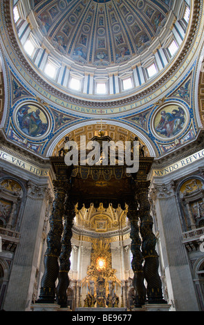 Italie Lazio Rome Vatican Dôme de la par Michelangelo avec Bernini Baldacchino et Trône de saint Pierre dans la gloire Banque D'Images