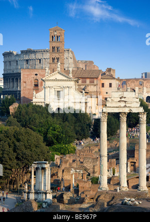 Italie Latium Rome Vue sur le Forum avec le Colisée derrière le clocher de l'église de Santa Francesca Romana Banque D'Images