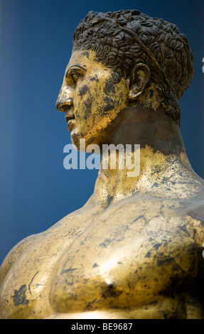 Italie Rome Lazio Palazzo dei Conservatori Musée Capitolin avec bronze doré Statue d'Hercule du Forum Boarium. Banque D'Images