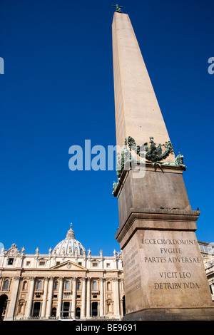 Italie Lazio Rome Vatican la façade de la Basilique Saint Pierre avec l'obélisque en premier plan sur la place Saint-Pierre Banque D'Images