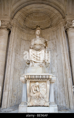 Italie Latium Rome Rome assis statue colossale du Cesi Roma dans le créneau du Courtyard Palazzo dei Conservatori au Musée Capitolin Banque D'Images