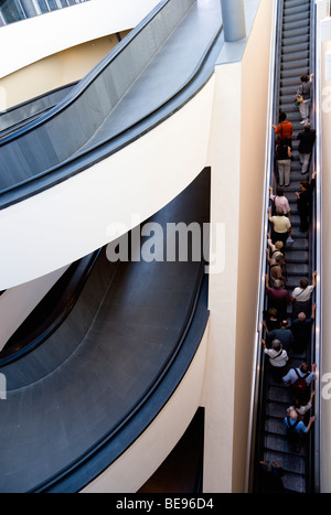 Italie Latium Rome Musées du Vatican nouvelle rampe en spirale et des escaliers à monter avec les visiteurs à l'entrée du Musée Banque D'Images