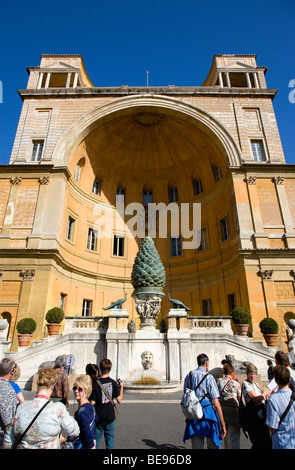 Italie Latium Rome Vatican Museum Palais du Belvédère Cour Cortile della Pigna un énorme cône de pin avec les touristes en bronze Banque D'Images