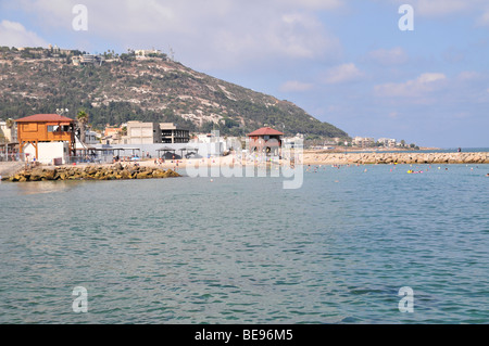 Israël, Haifa, Israël aller à la plage sur une journée chaude et ensoleillée. Montagne du Carmel dans l'arrière-plan comme vu du Nord Banque D'Images