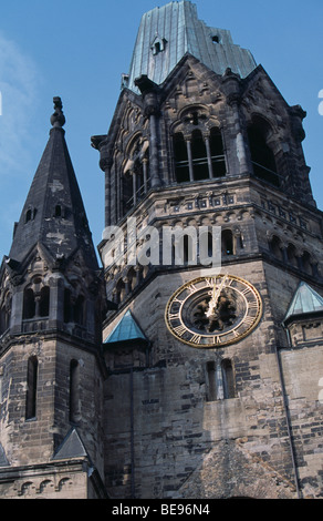 Allemagne Berlin Kaiser Wilhelm Memorial Church. Vue de la partie gothique ruinée extérieur avec horloge. Banque D'Images