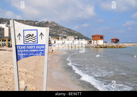 Israël, Haifa, Israël aller à la plage sur une journée chaude et ensoleillée. Montagne du Carmel dans l'arrière-plan comme vu du Nord Banque D'Images