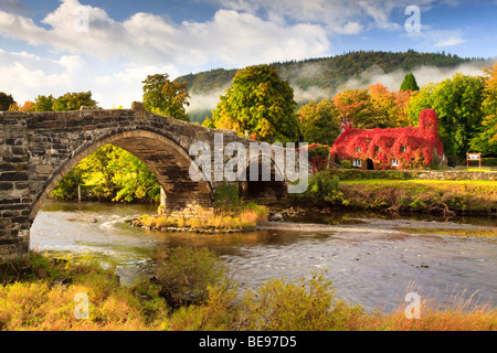 Pont Fawr tournant sous la rivière Conwy et donnant sur la Ty Hwnt j'r Bont friterie possédé et géré par le National Trust. Banque D'Images