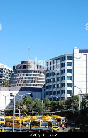 La Ruche, Parlement de Nouvelle-Zélande, avec l'édifice du ministère de l'environnement et de Wellington station de bus à l'avant-plan. Banque D'Images