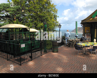 Le Lynton et Lynmouth cliff railway alimenté en eau Banque D'Images