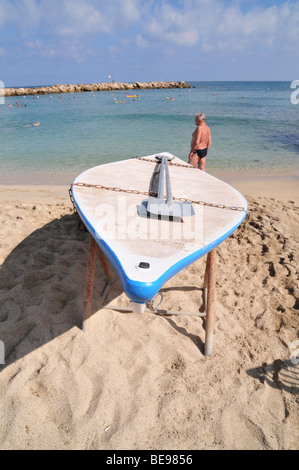 Israël, Haifa, Israël aller à la plage sur une journée chaude et ensoleillée. Un flatboard Hasakeh ou bateau utilisé par les sauveteurs Banque D'Images