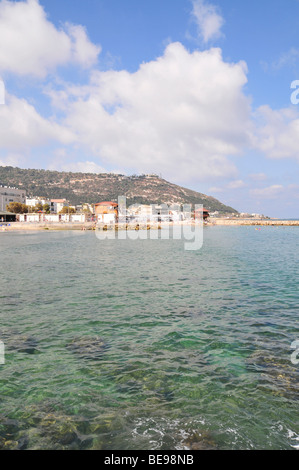 Israël, Haifa, Israël aller à la plage sur une journée chaude et ensoleillée. Montagne du Carmel dans l'arrière-plan comme vu du Nord Banque D'Images