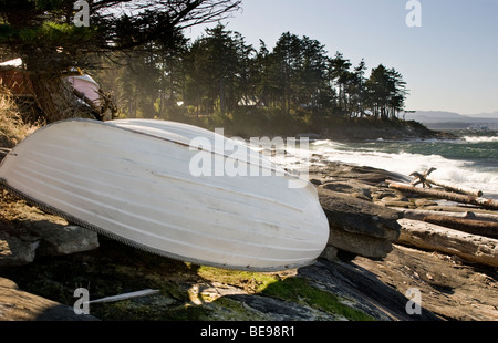 Barque renversée sur le long des rives rocheuses Berry Point Road, Gabriola Island, BC, Canada Banque D'Images