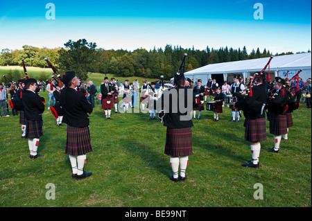 Pipes and Drums massés à la 'Muster' - Retrouvailles 2009 pour la collecte de clan à Clan Scott Bowhill House Selkirk Scotland Banque D'Images