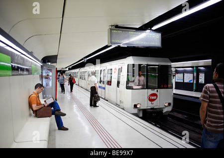 Train arrivant à la station de métro. Barcelone. Espagne Banque D'Images