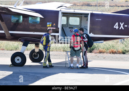 Israël, l'Habonim Skydive Centre avion sur runnway cavaliers montent à bord de l'avion Banque D'Images