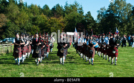 Pipes and Drums massés à la 'Muster' - Retrouvailles 2009 pour la collecte de clan à Clan Scott Bowhill House Selkirk Scotland Banque D'Images