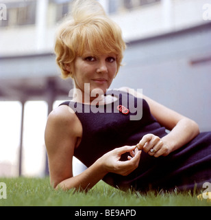 PETULA CLARK - chanteuse pop britannique en 1964 Banque D'Images