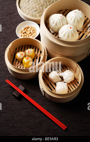 Assortiment de dim sum vapeur en bambou. Banque D'Images