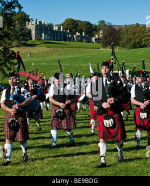 Pipes and Drums massés à la 'Muster' - Retrouvailles 2009 pour la collecte de clan à Clan Scott Bowhill House Selkirk Scotland Banque D'Images