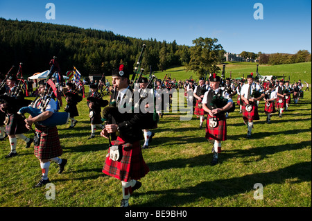 Pipes and Drums massés à la 'Muster' - Retrouvailles 2009 pour la collecte de clan à Clan Scott Bowhill House Selkirk Scotland Banque D'Images