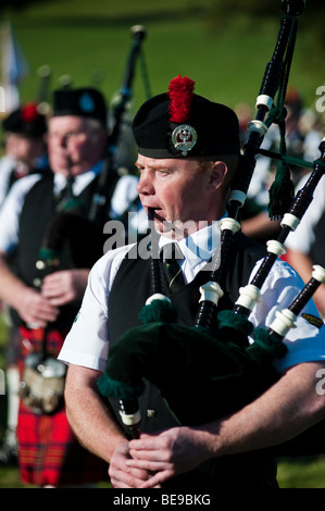 Pipes and Drums massés à la 'Muster' - Retrouvailles 2009 pour la collecte de clan à Clan Scott Bowhill House Selkirk Scotland Banque D'Images