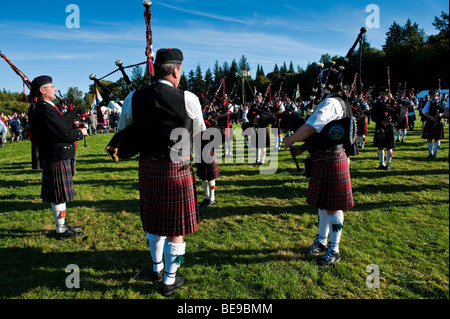 Pipes and Drums massés à la 'Muster' - Retrouvailles 2009 pour la collecte de clan à Clan Scott Bowhill House Selkirk Scotland Banque D'Images