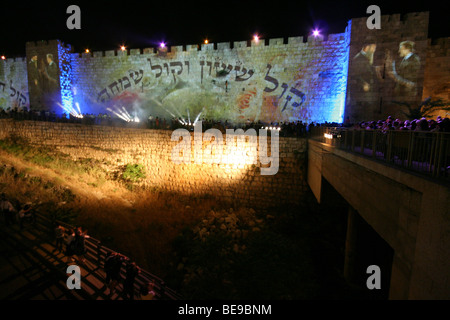 Israël, Jérusalem, présentation audiovisuelle sur les remparts de la vieille ville commémorant l'unification de Jérusalem Banque D'Images