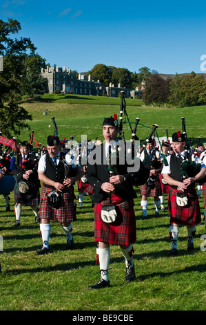 Pipes and Drums massés à la 'Muster' - Retrouvailles 2009 pour la collecte de clan à Clan Scott Bowhill House Selkirk Scotland Banque D'Images