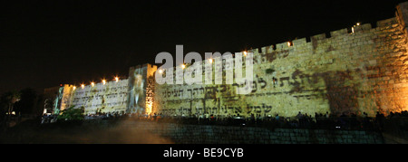 Israël, Jérusalem, présentation audiovisuelle sur les remparts de la vieille ville commémorant l'unification de Jérusalem Banque D'Images