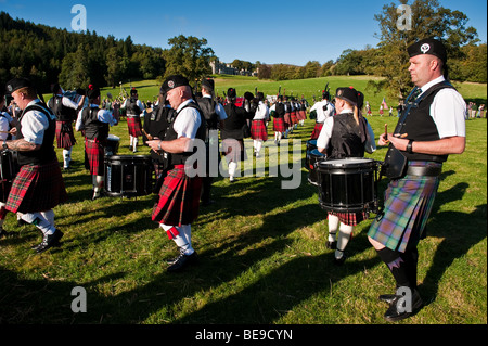 Pipes and Drums massés à la 'Muster' - Retrouvailles 2009 pour la collecte de clan à Clan Scott Bowhill House Selkirk Scotland Banque D'Images