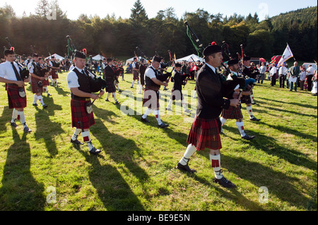 Pipes and Drums massés à la 'Muster' - Retrouvailles 2009 pour la collecte de clan à Clan Scott Bowhill House Selkirk Scotland Banque D'Images