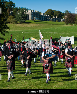 Pipes and Drums massés à la 'Muster' - Retrouvailles 2009 pour la collecte de clan à Clan Scott Bowhill House Selkirk Scotland Banque D'Images