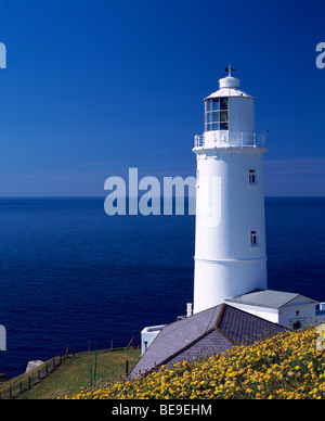 Le phare de Trevose Head sur la côte nord de Cornwall près de Padstow, Cornwall, Angleterre. Banque D'Images