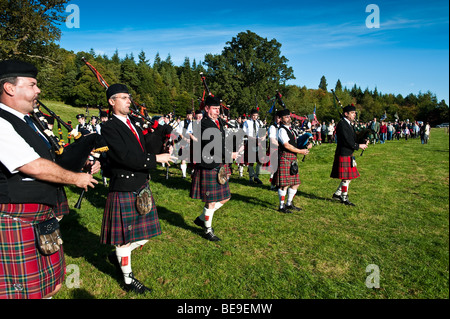 Pipes and Drums massés à la 'Muster' - Retrouvailles 2009 pour la collecte de clan à Clan Scott Bowhill House Selkirk Scotland Banque D'Images