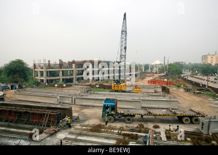 Les travailleurs sur un chantier de construction d'une extension de la ligne de métro de la ville, près de Nehru Place, New Delhi, Inde Banque D'Images