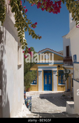 Rues blanchies dans le village grec de Lefkes, l'île de Paros, Grèce Banque D'Images