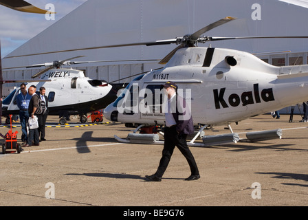 Agusta A-119 Koala N119JT et un-109E Power G-WELY Helicopters au salon Helitech Trade Show Duxford Angleterre Royaume-Uni UK Banque D'Images