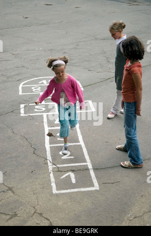 Enfants jouant à la marelle Banque D'Images