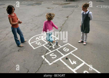 Enfants jouant à la marelle Banque D'Images