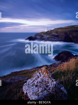 Stencking Cove et le phare de Trevose Head au crépuscule vu de Dinas Head sur la côte nord de Cornwall près de Padstow, Cornwall, Angleterre. Banque D'Images