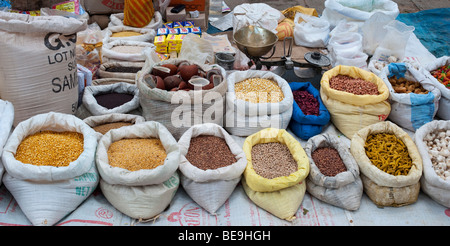 Décrochage du marché indien avec des sacs d'épices indiennes et séchés Banque D'Images